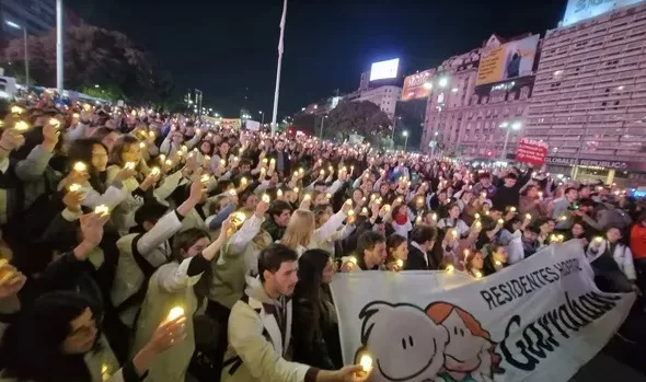 En este momento estás viendo Masiva marcha de velas de residentes del Hospital Garrahan en el Obelisco contra el ajuste