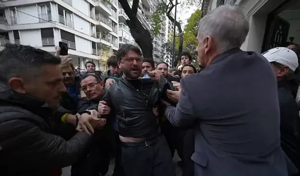 Lee más sobre el artículo Detuvieron a Juan Grabois tras la toma del Instituto Nacional Juan Domingo Perón