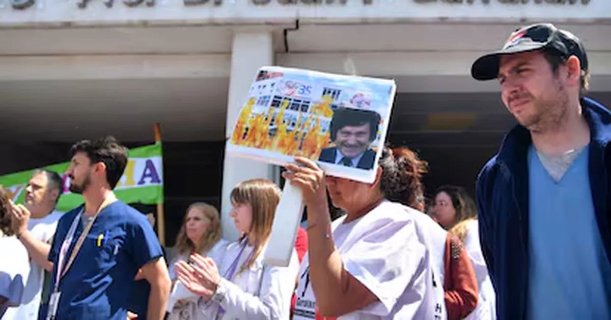 En este momento estás viendo Crece la tensión en el Hospital Garrahan: el Gobierno amenaza con sancionar a los residentes