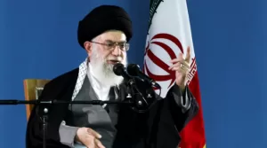 Lee más sobre el artículo Tras el alto el fuego, el líder supremo de Irán aseguró que le dieron “una fuerte cachetada” a Estados Unidos