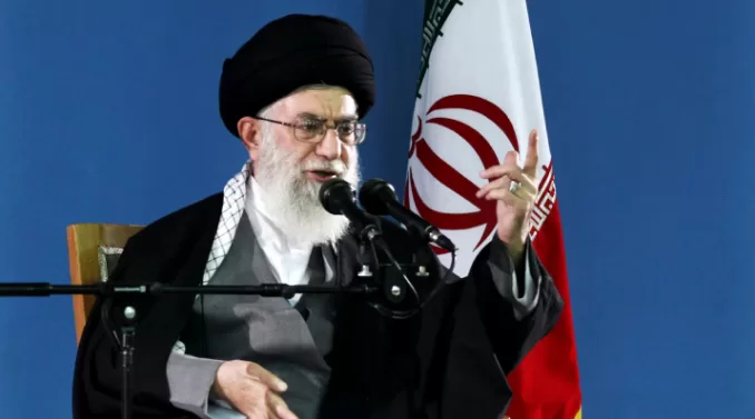 En este momento estás viendo Tras el alto el fuego, el líder supremo de Irán aseguró que le dieron “una fuerte cachetada” a Estados Unidos