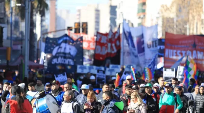 Lee más sobre el artículo Más de 70 organizaciones sindicales marchan contra el Gobierno de Milei y Sturzenegger