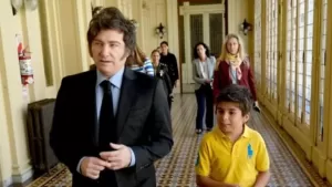 Lee más sobre el artículo Milei recibió nuevamente a «Pedrito», el niño libertario de 10 años