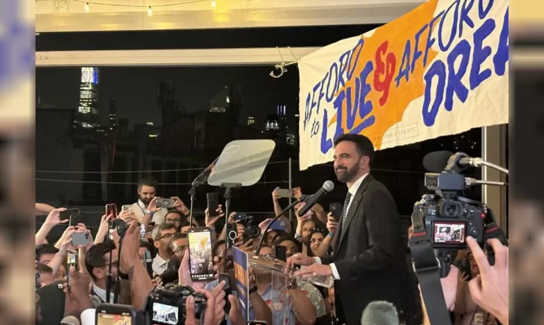 Lee más sobre el artículo Zohran Mamdani, el candidato socialista que desafía a Trump en la carrera por la alcaldía de Nueva York