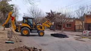 Lee más sobre el artículo Cinco Saltos: Aguas Rionegrinas lleva adelante un importante plan de bacheo