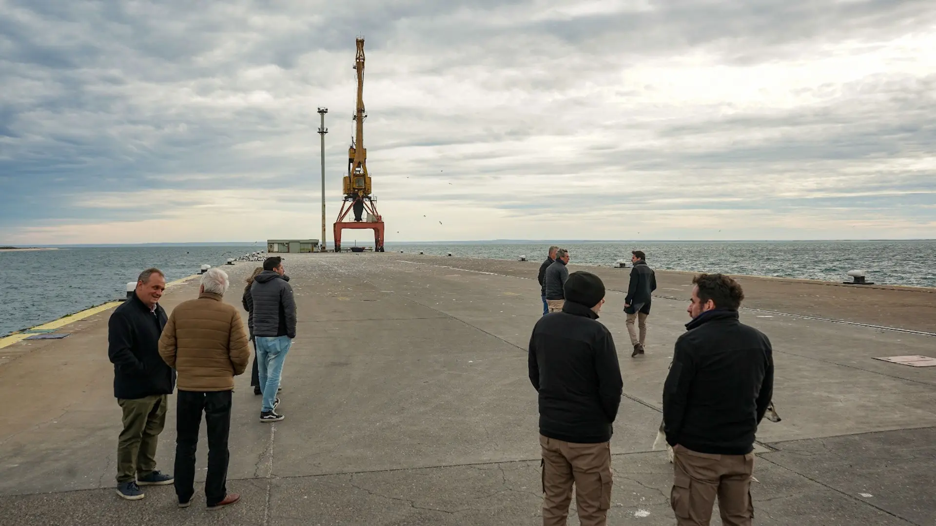 En este momento estás viendo YPF recorre el Puerto de San Antonio Este con miras a futuros envíos de GNL