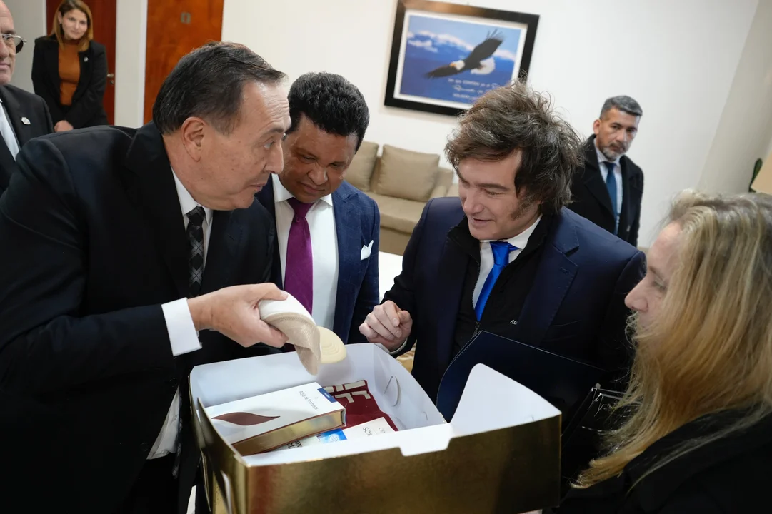 Lee más sobre el artículo El pastor chaqueño que recibió a Milei ahora dice que $100 mil se convirtieron en dólares