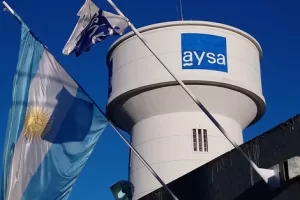 Lee más sobre el artículo Privatización de AySA: el nuevo esquema permitirá cortes por falta de pago y subas trimestrales en las tarifas