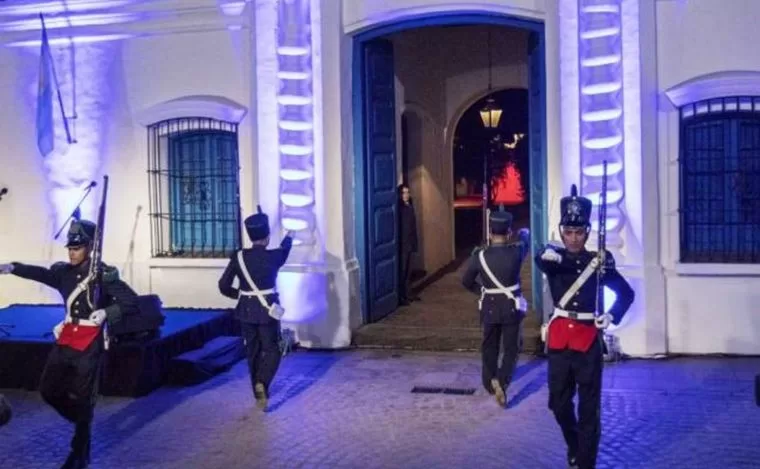 Lee más sobre el artículo El presidente Milei suspendió su viaje a Tucumán por la niebla y la baja convocatoria de gobernadores