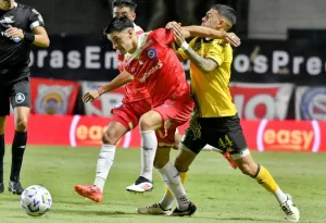 Lee más sobre el artículo Copa Argentina: El «Tiburón» y el «Bicho» chocan en Florencio Varela en busca del pase a cuartos de final. 