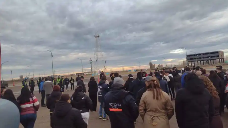 Lee más sobre el artículo Vecinos de Catriel realizaron un abrazo simbólico en memoria de las víctimas de la Ruta 151