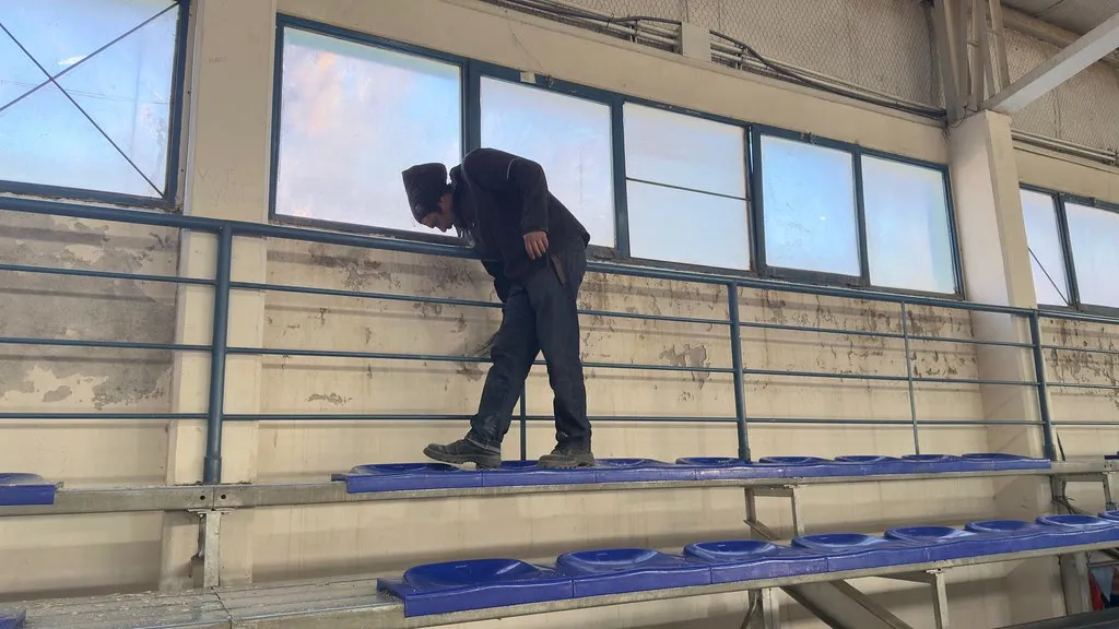 Lee más sobre el artículo Continúan los trabajos de mantenimiento en espacios deportivos de la ciudad