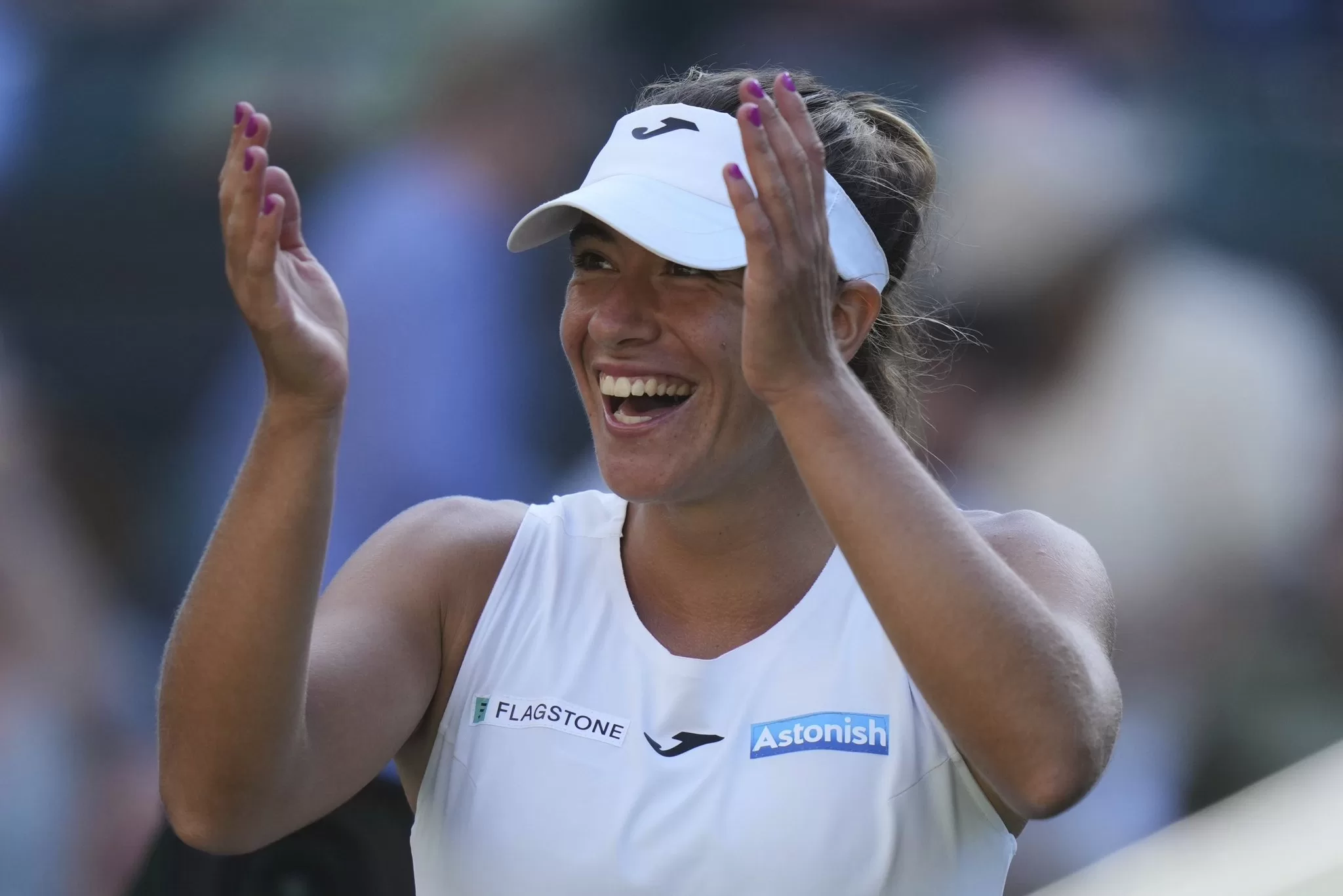Lee más sobre el artículo Solana Sierra hace historia en Wimbledon: avanzó a los octavos de final