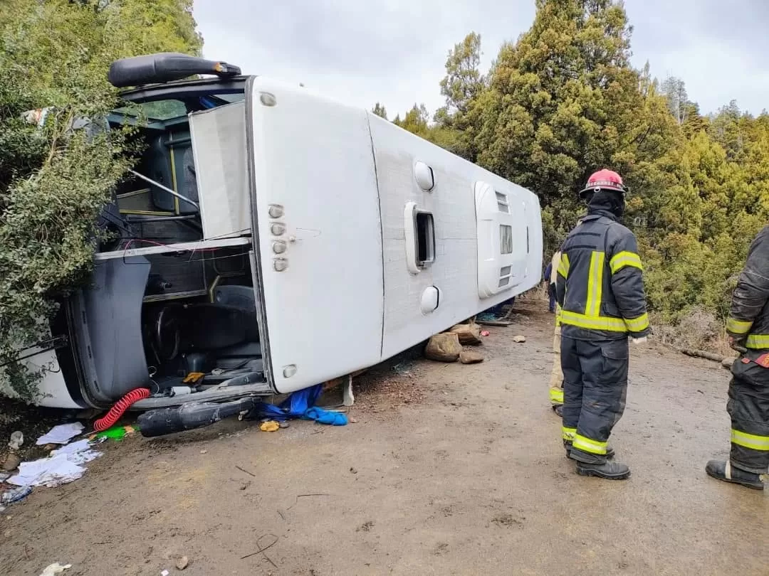 Lee más sobre el artículo Vuelco de un colectivo en Traful: trasladan a los heridos más graves a San Martín y Bariloche