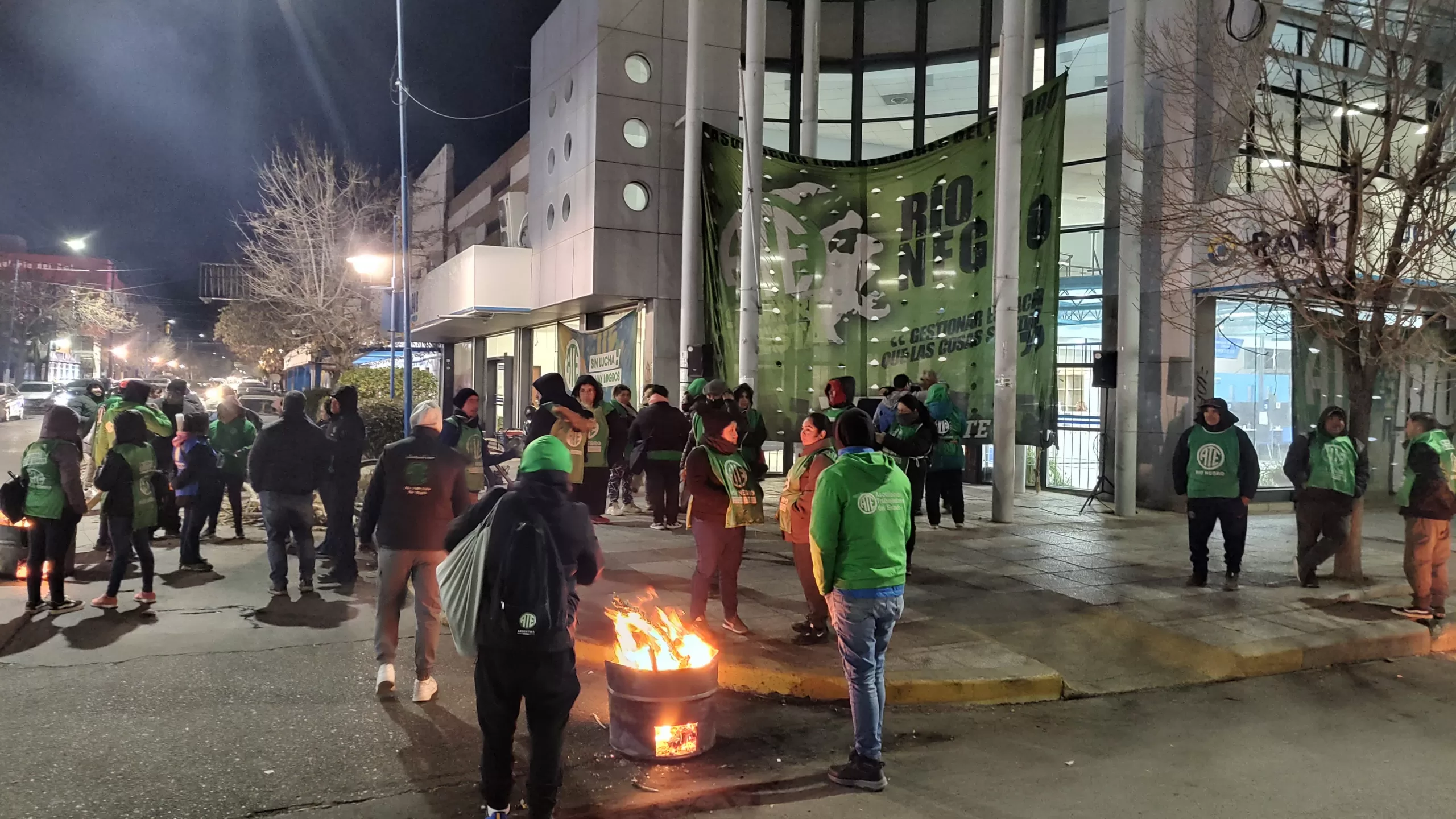 Lee más sobre el artículo ATE protesta en PAMI Roca por el escándalo de los pañales: denuncian desvío de fondos y abandono a jubilados