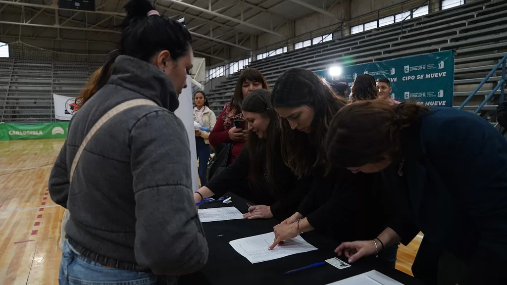 En este momento estás viendo Cipolletti avanza en el Distrito Vecinal Noreste: se firmaron acuerdos para la compra de 133 lotes y se presentó nueva maquinaria