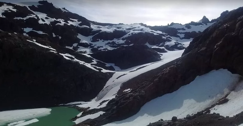 Lee más sobre el artículo Retroceso de glaciares en El Bolsón: advierten sobre riesgos para el abastecimiento de agua