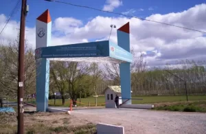 Lee más sobre el artículo Protesta del INTA en Ruta 22 contra el posible cierre de agencias en Río Negro