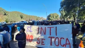 Lee más sobre el artículo Desde las PyMEs hasta la UIA rechazan el desguace del INTI: fuerte reclamo por el decreto de Sturzenegger
