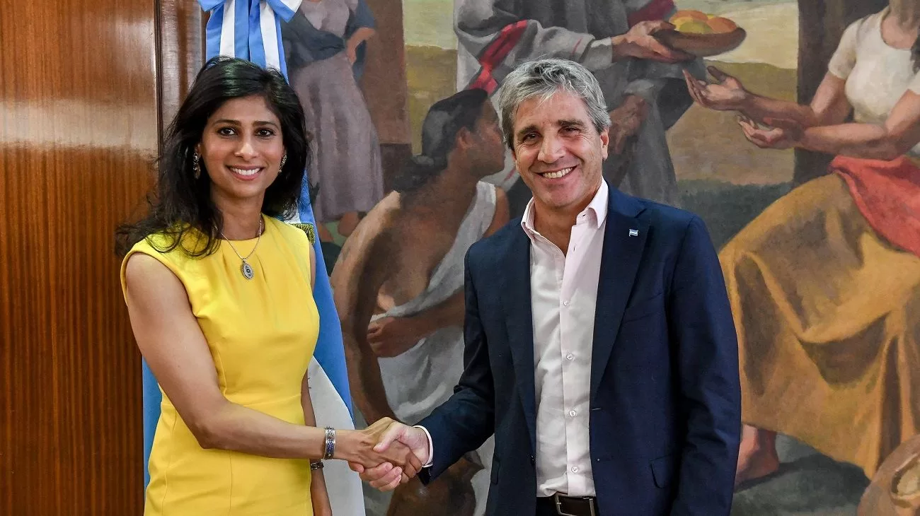 Lee más sobre el artículo Renunció Gita Gopinath, la número 2 del FMI y referente clave en los programas con Argentina
