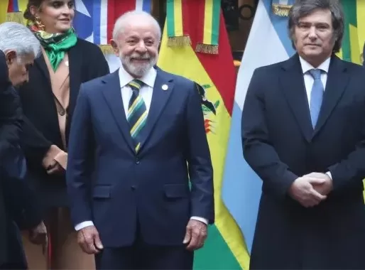Lee más sobre el artículo El distante saludo de Lula da Silva a Javier Milei en la Cumbre del Mercosur