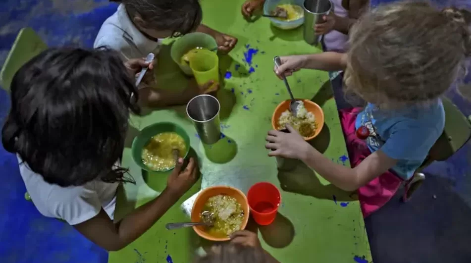 Lee más sobre el artículo Alarmante situación: casi 4 de cada 10 niños tienen problemas para comer en Argentina