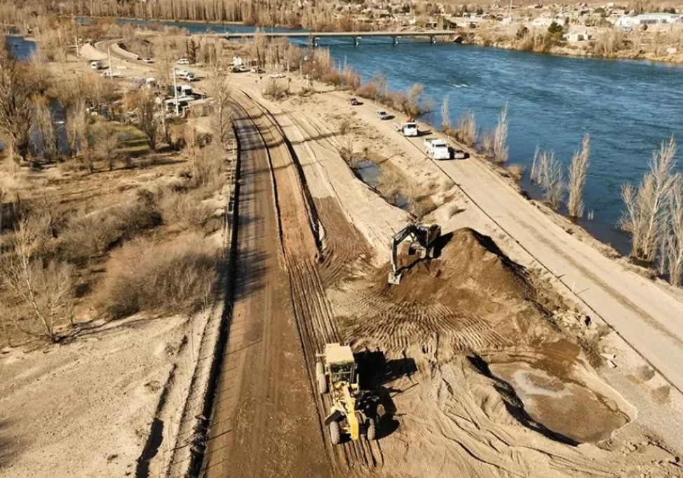 Lee más sobre el artículo Comenzó la obra de pavimentación en la calle que une tres ciudades y las dos provincias