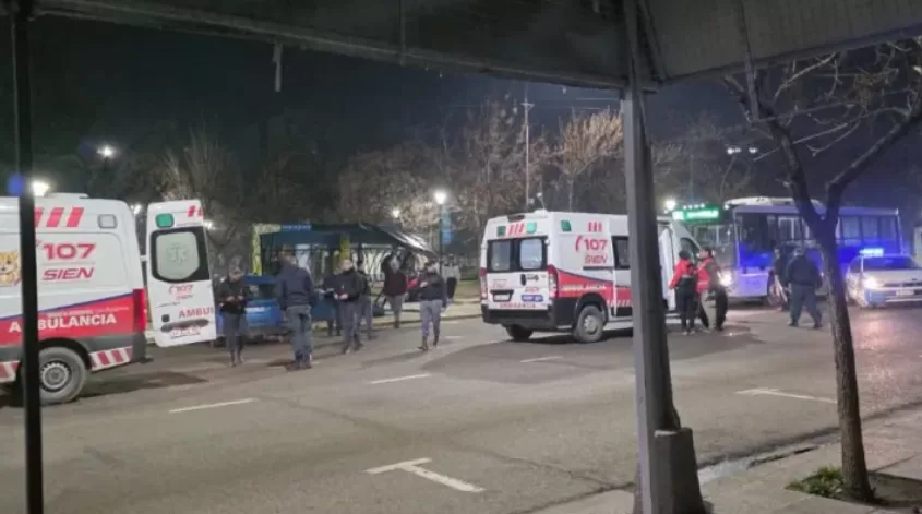 En este momento estás viendo Violento siniestro vial en el centro de Neuquén dejó cinco heridos