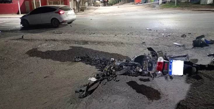 Lee más sobre el artículo Tragedia en el oeste de Neuquén: un motociclista murió tras chocar de frente con un auto que cruzó de carril