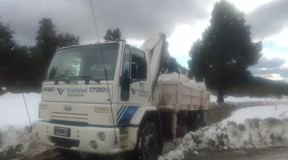 En este momento estás viendo Alerta Nieve: Vialidad Rionegrina trabaja para garantizar la seguridad en rutas de la Zona Andina