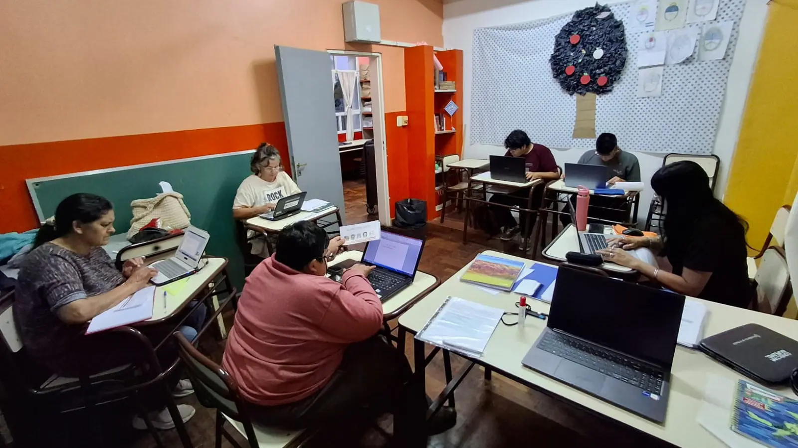 Jóvenes y adultos: diversidad de oportunidades para terminar la escuela