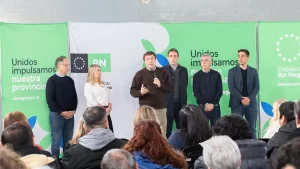 Lee más sobre el artículo Weretilneck entregó tarjetas de RN Presente Salud y becas a deportistas