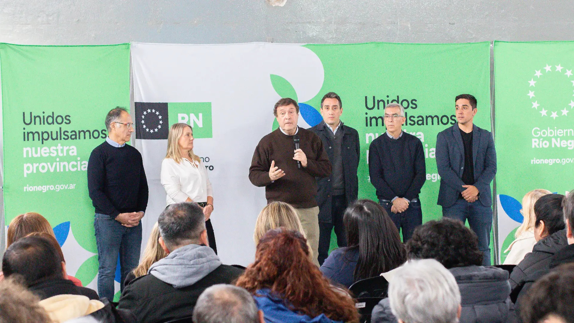 Lee más sobre el artículo Weretilneck entregó tarjetas de RN Presente Salud y becas a deportistas