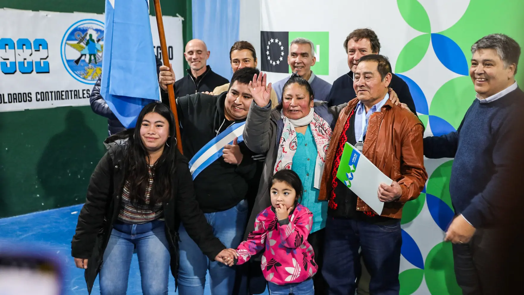 Lee más sobre el artículo Weretilneck entregó tarjetas de salud, aportes y firmó obras en Comallo
