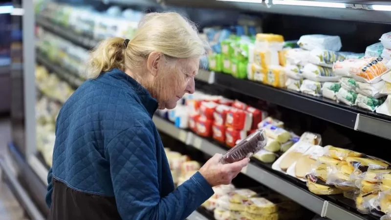 Lee más sobre el artículo Tras la suba del dólar, alimenticias evalúan aumentos: preocupación por el consumo