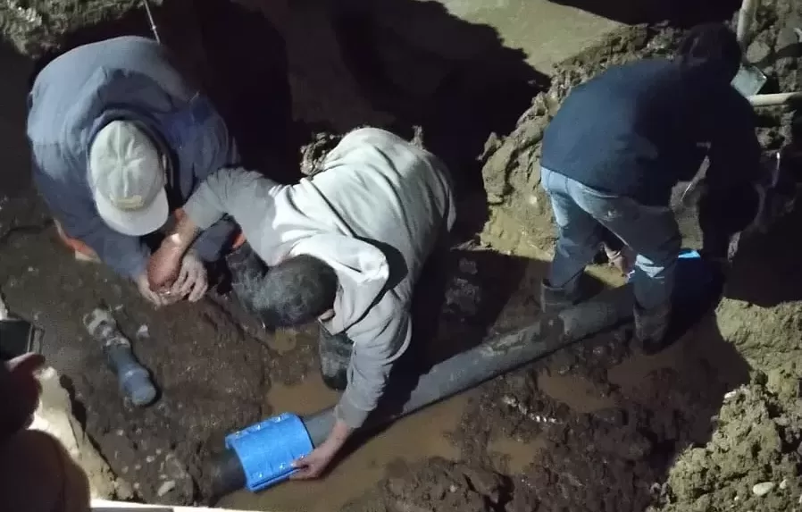 Lee más sobre el artículo Corte de agua en Cipolletti: ARSA trabaja para normalizar el suministro tras daños en cañerías