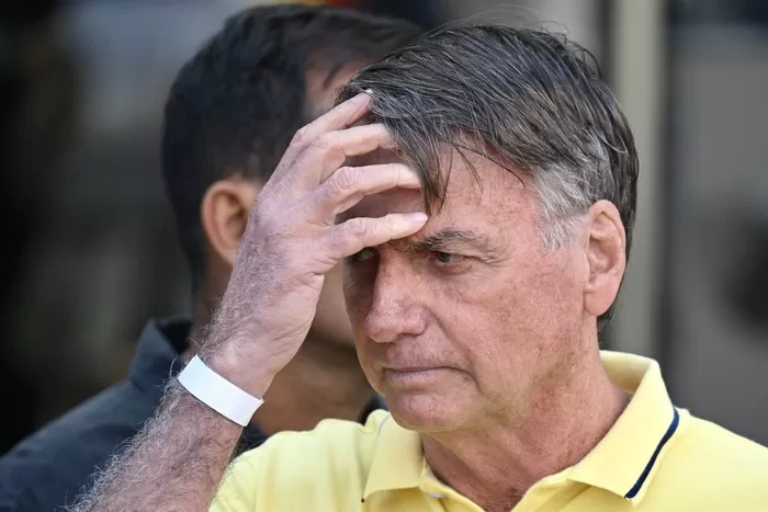 Lee más sobre el artículo Brasil: ordenaron extremar la vigilancia sobre Bolsonaro por riesgo de fuga