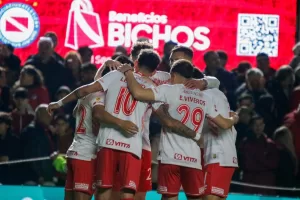 Lee más sobre el artículo Argentinos volvió al triunfo y corrió a Boca de la Libertadores