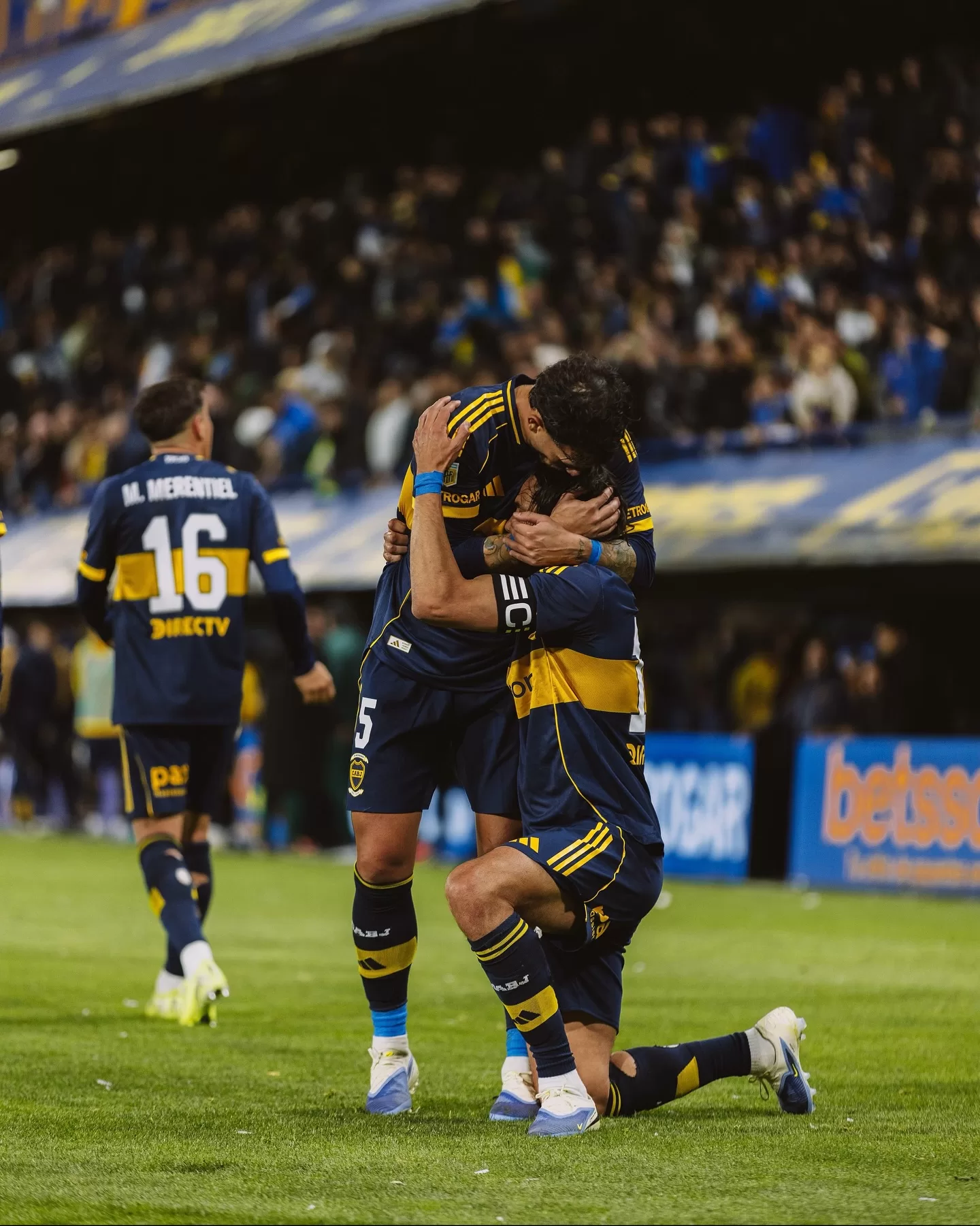 Lee más sobre el artículo Con goles de Merentiel y Cavani, Boca Juniors venció 2-0 Banfield
