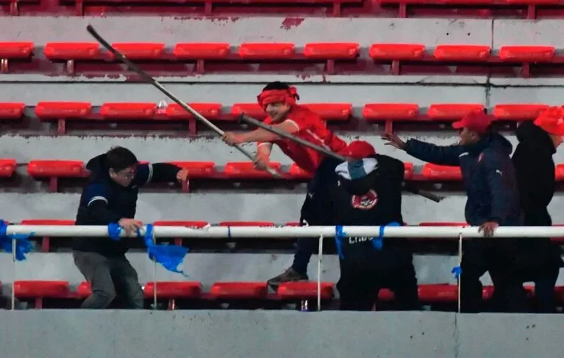 En este momento estás viendo Causa Independiente: múltiples allanamientos y orden de detención para ocho hinchas
