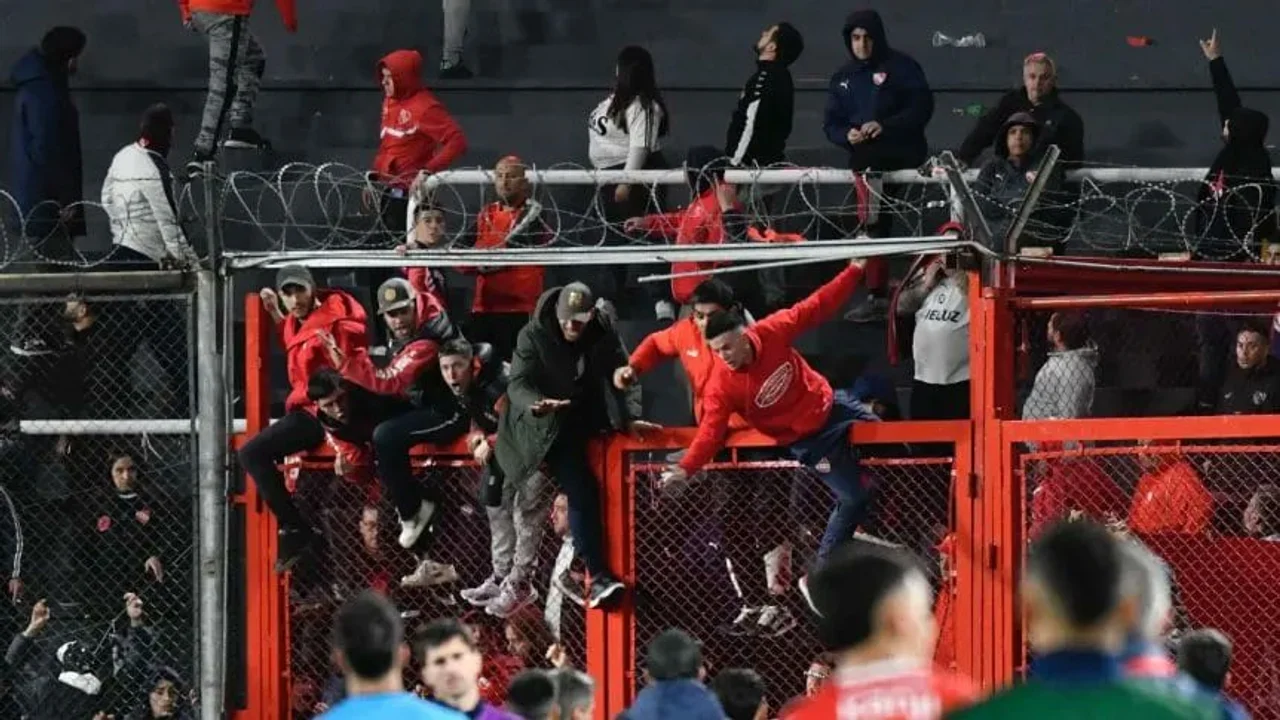 En este momento estás viendo La Copa Sudamericana se tiñó de sangre en Avellaneda con partido suspendido por incidentes