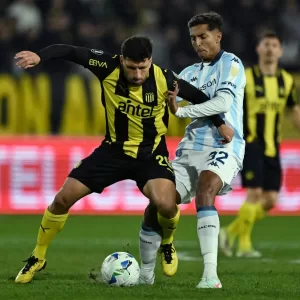 Lee más sobre el artículo Peñarol le ganó a Racing por la ida de los octavos de final de la Copa Libertadores