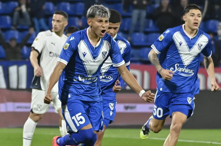 Lee más sobre el artículo Con tres goles de penal, Independiente perdió 2-1 con Vélez y profundizó su mal momento