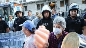 Lee más sobre el artículo Manifestación frente al Congreso: presencia de fuerzas federales y cortes en el microcentro