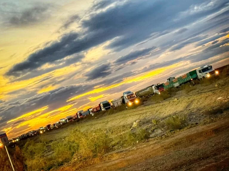 Lee más sobre el artículo Paro total de camioneros en Vaca Muerta por falta de pago a trabajadores de NRG