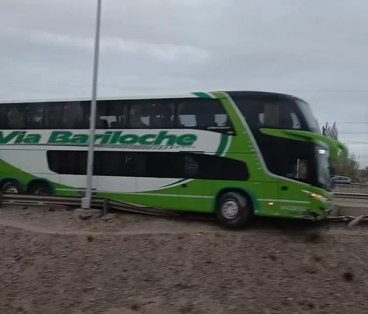 Lee más sobre el artículo Accidente en el Puente Cipolletti – Neuquén: colectivo casi cae el vacío
