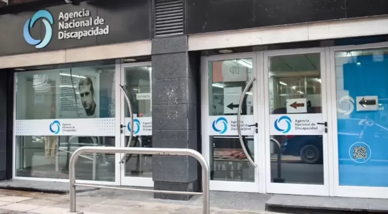 Lee más sobre el artículo Allanan la sede de la ANDIS y domicilios vinculados a un exfuncionario de Milei por presunto pedido de coimas