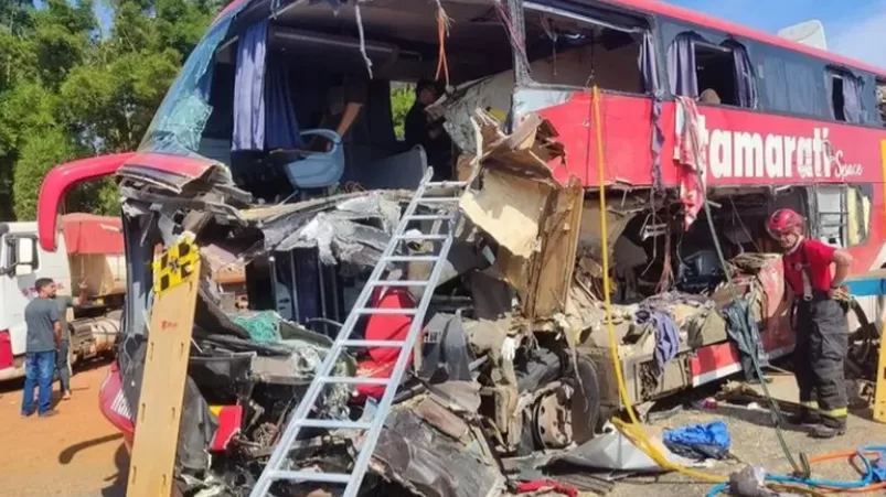 Tragedia en Brasil: 11 muertos y 45 heridos tras un choque mortal entre un micro y un camión