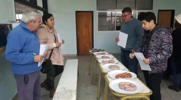 Lee más sobre el artículo Villa Regina se prepara para la 8ª Fiesta Provincial del Chorizo Casero: nueve peñas competirán este domingo