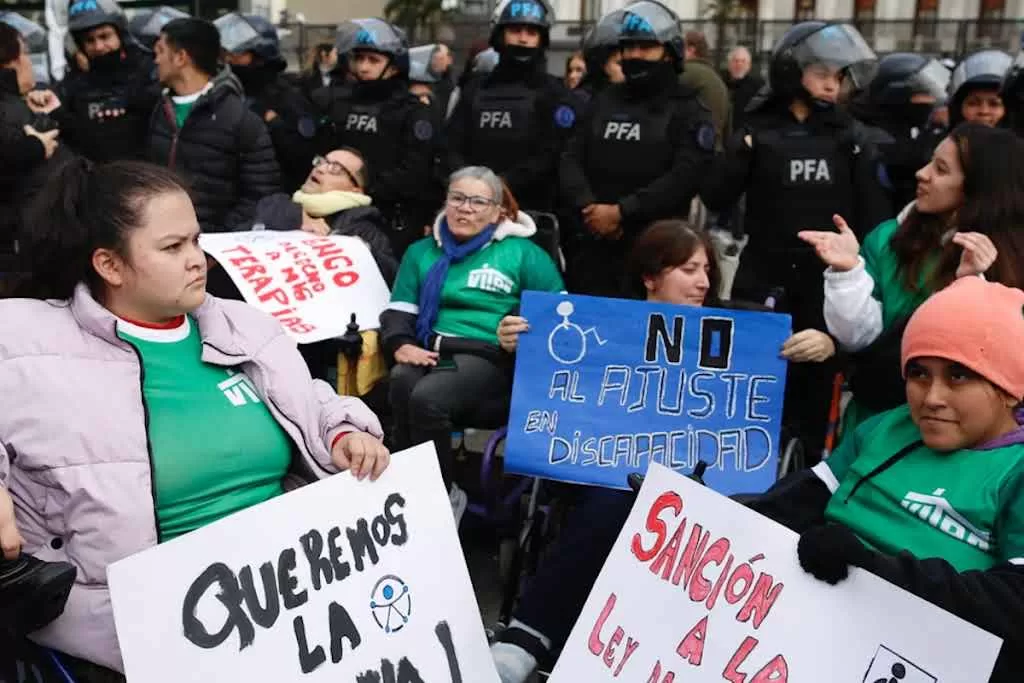 Lee más sobre el artículo Tensión frente al Congreso: reprimieron protesta por el veto a la Ley de Emergencia en Discapacidad